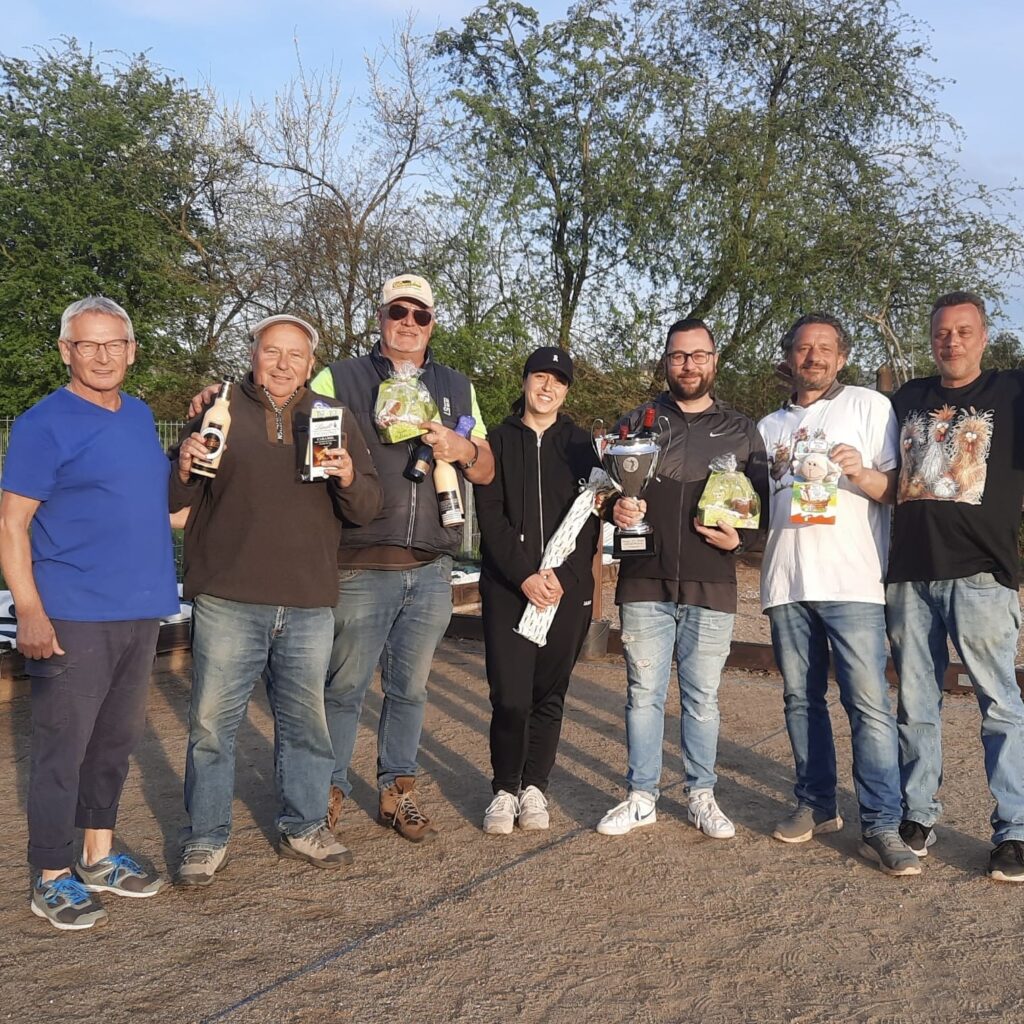 Das Foto zeigt neben dem PCG Vorsitzenden Reiner Dietz die drei bestplatzierten Doublettes des Turniers auf dem Boulegelände