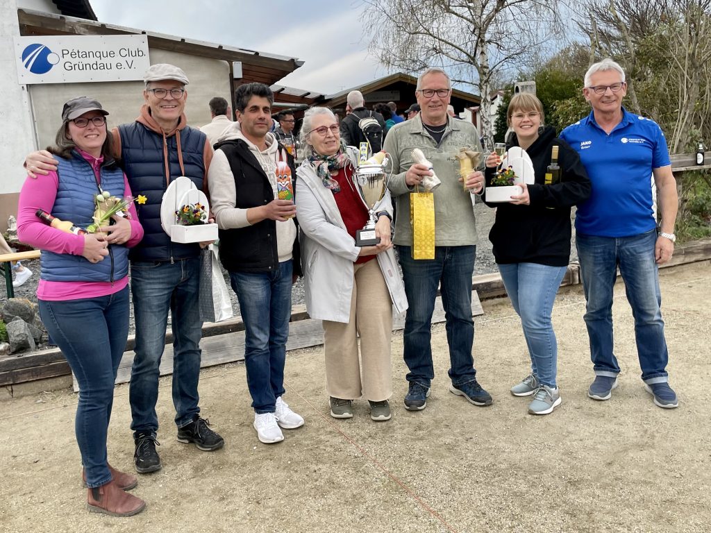 Die drei bestplatzierten Doublettes des PCG Osterboule 2023 präsentieren ihr Preise nach der Verleihung durch den Vereinsvorsitzenden